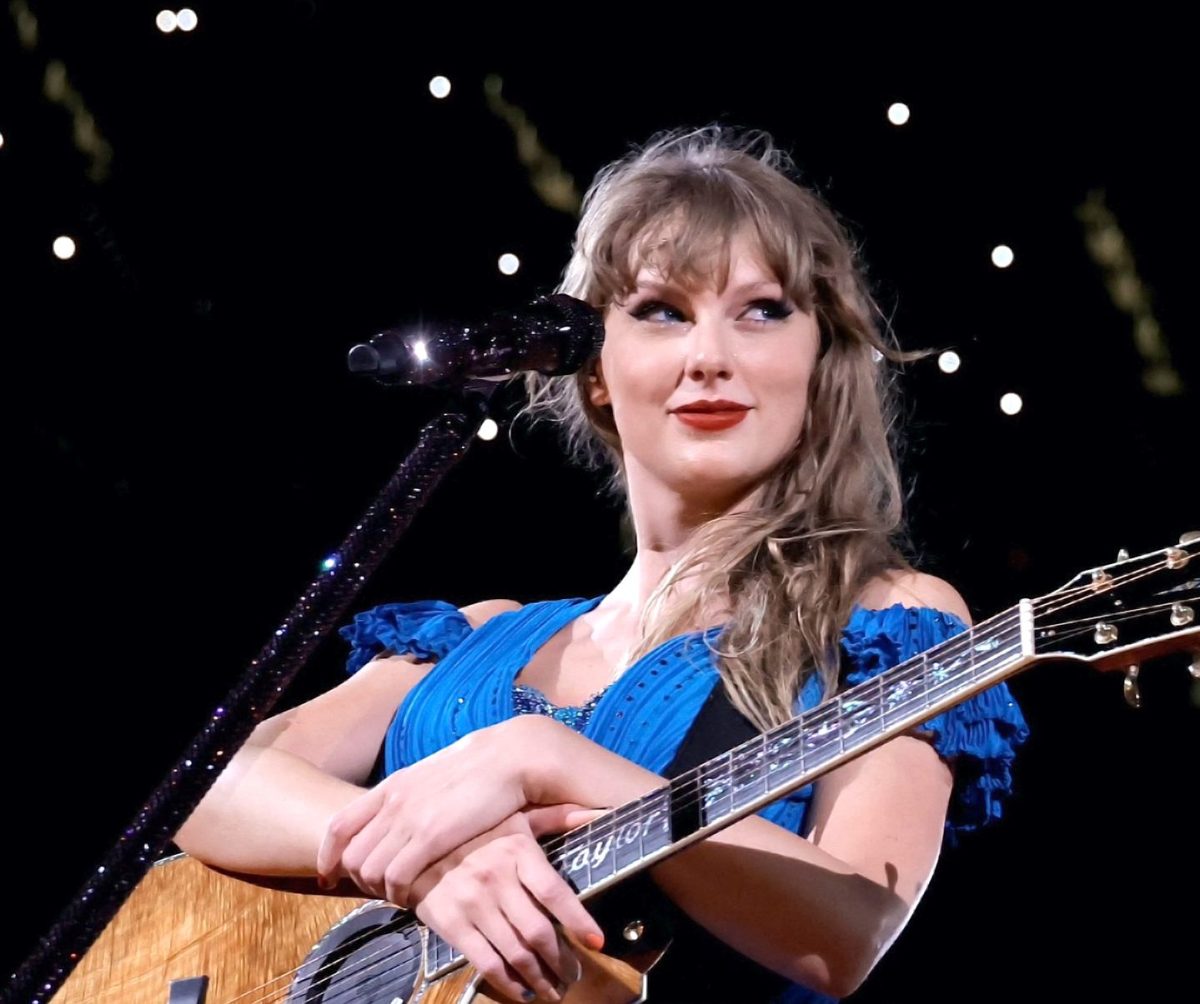 VIDEO: Taylor Swift es captada limpiándose la nariz en pleno concierto por un exceso de mocos