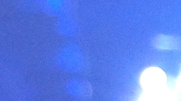 Peso Pluma actuando en un show.