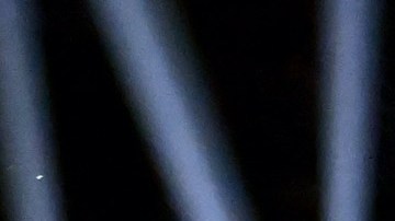 Peso Pluma actuando en un show.