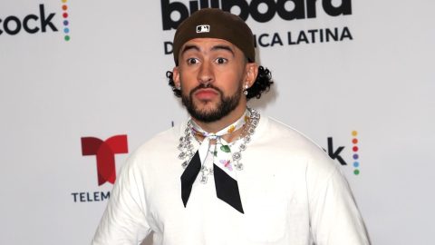 Bad Bunny posando.