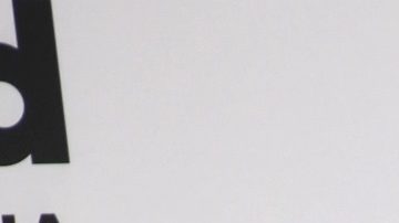 Marc Anthony y Nadia Ferreira posando.