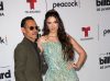 Marc Anthony y Nadia Ferreira posando.