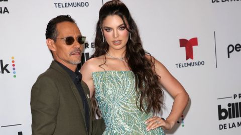 Marc Anthony y Nadia Ferreira posando.