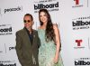 Marc Anthony y Nadia Ferreira posando.