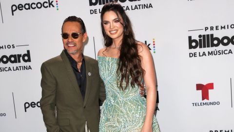 Marc Anthony y Nadia Ferreira posando.