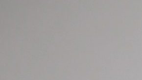 Karol G posando en una alfombra roja.