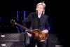 Paul McCartney actuando en un show.