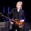 Paul McCartney actuando en un show.