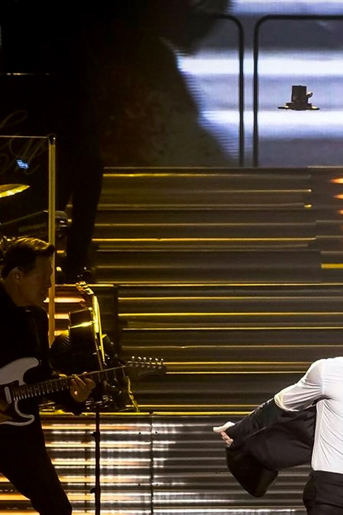 Luis Miguel actuando en un show.