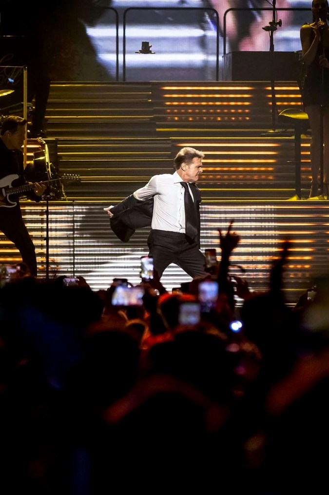 Luis Miguel actuando en un show.