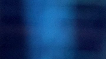 Peso Pluma actuando en un show.