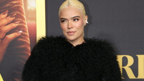 Karol G posando.