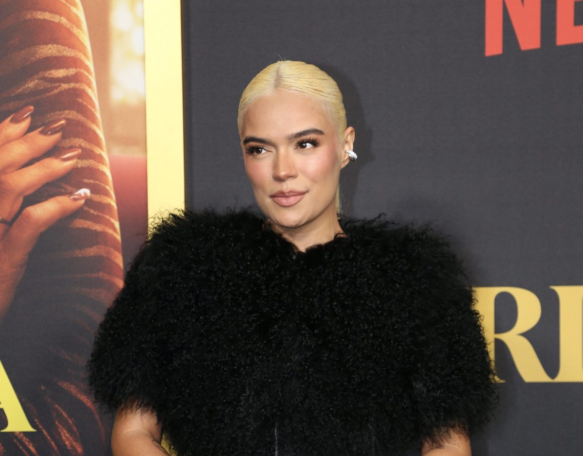 VIDEO: Karol G vive inesperado momento tras “robarse” el celular de un fanático