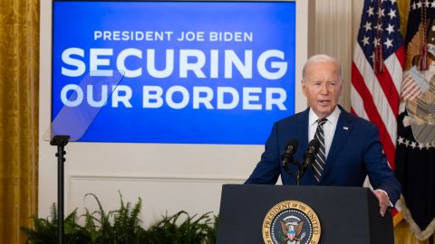 El Presidente estadounidense Joe Biden pronuncia comentarios sobre inmigración en el Salón este de la Casa Blanca en Washington, DC, EE.UU., 04 de junio de 2024.