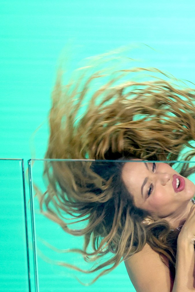 Shakira actuando en un show.