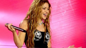 Shakira actuando en un show.