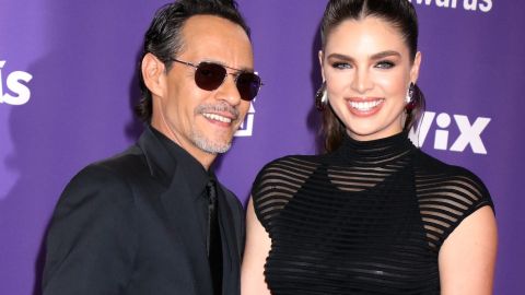 Nadia Ferreira y Marc Anthony posando.