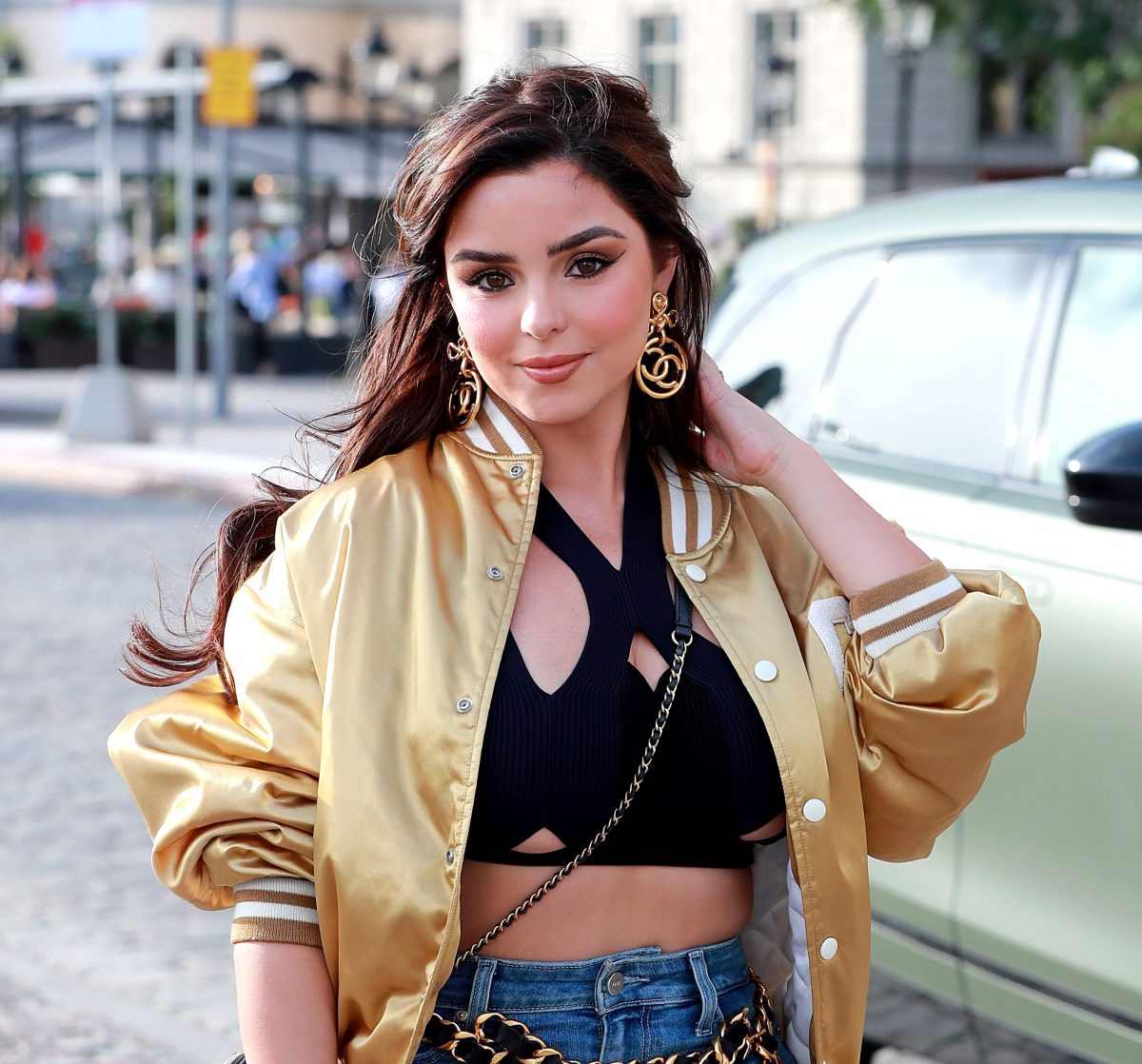 Demi Rose derrocha sensualidad al posar solo con la parte de abajo de su bikini