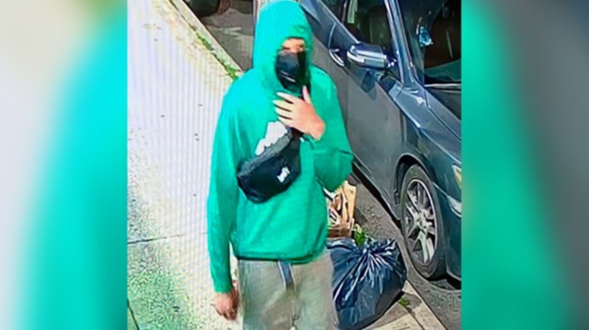 Mujer fue abusada y robada en edificio comercial en Queens, Nueva York