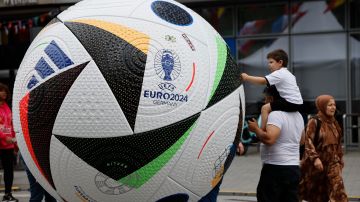 Balón gigante de la Eurocopa 2024 en Alemania.