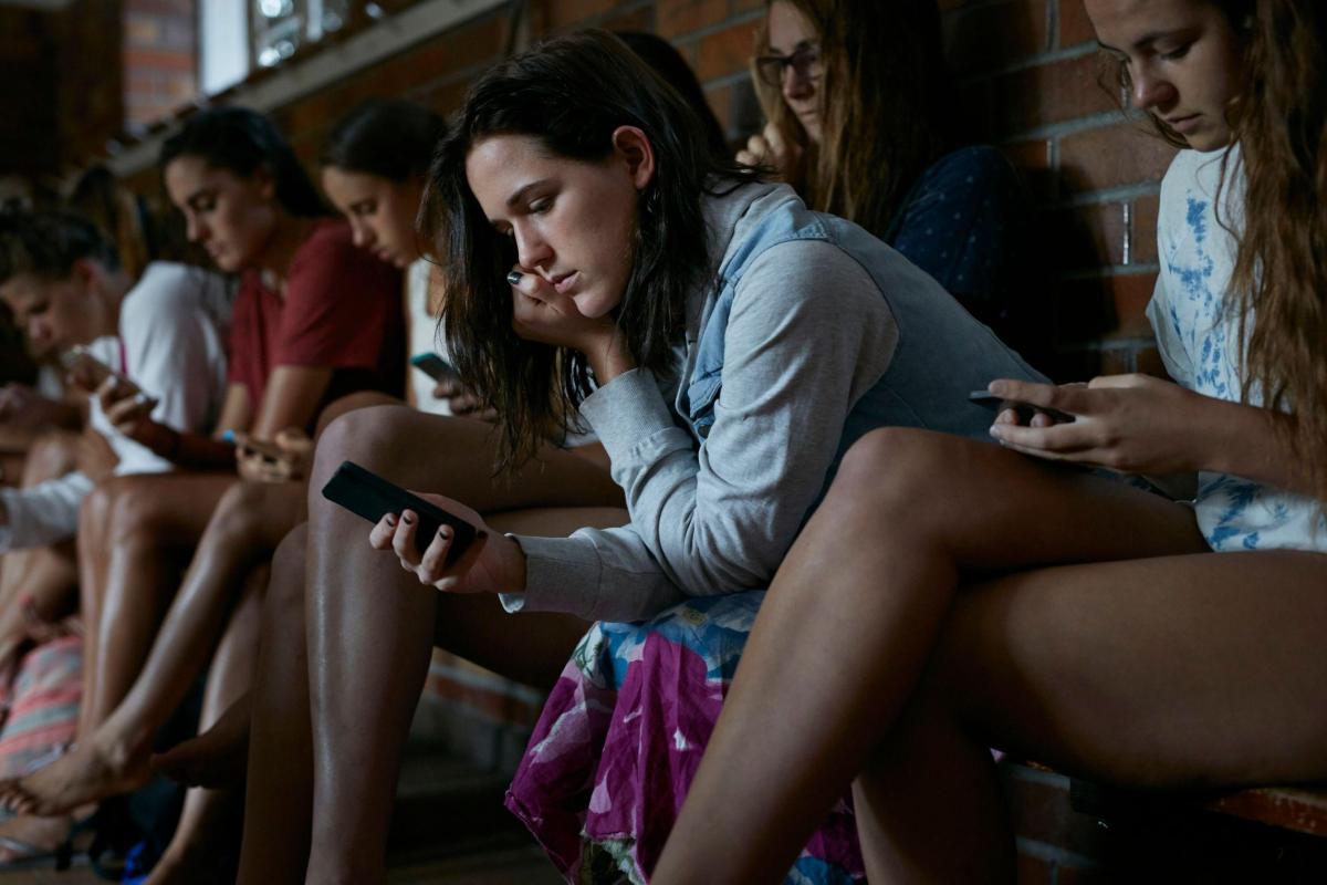 La impactante experiencia de 10 adolescentes sin celular por 5 días