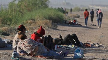 Migrantes permanecen en las inmediaciones del cerco fronterizo con Estados Unidos el 26 de mayo de 2024, en ciudad Juárez, Chihuahua (México).