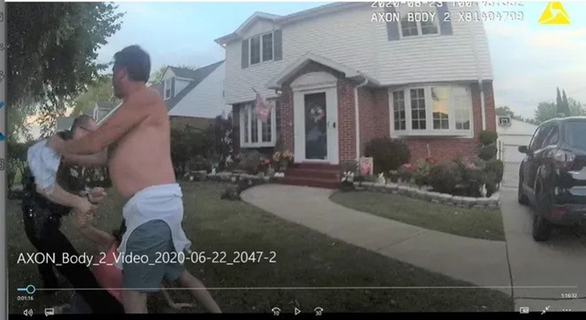 Remueven a juez supremo de Nueva York tras pelear semi desnudo con policía y vecinos por puesto de estacionamiento