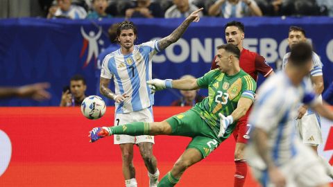 Emiliano Dibu Martínez en el partido entre Argentina y Chile por la Copa América 2024. Foto: ERIK S. LESSER.