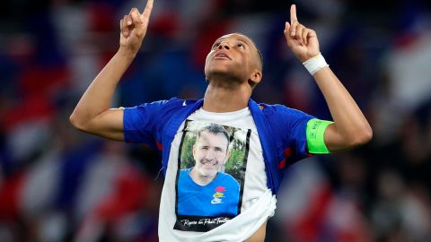 Kylian Mbappé celebra su gol frente a Luxemburgo mostrando una camiseta con la foto de su tío, quien falleció recientemente.