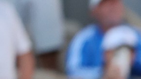 Carlos Alcaraz posa con su trofeo de Roland Garros.