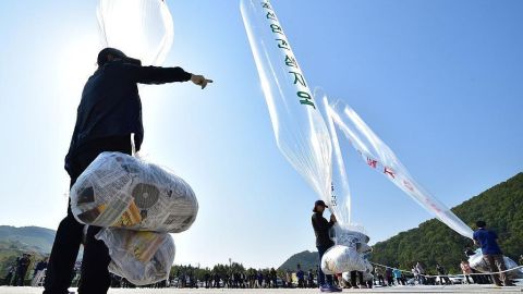 Alrededor de 850 globos fueron lanzados de Corea del Norte hacia el Sur con toneladas de basura y desechos.