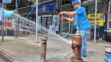 La Ciudad aumenta el número de centros de enfriamiento disponibles. Aconsejan no abusar de los hidratantes de las calles.