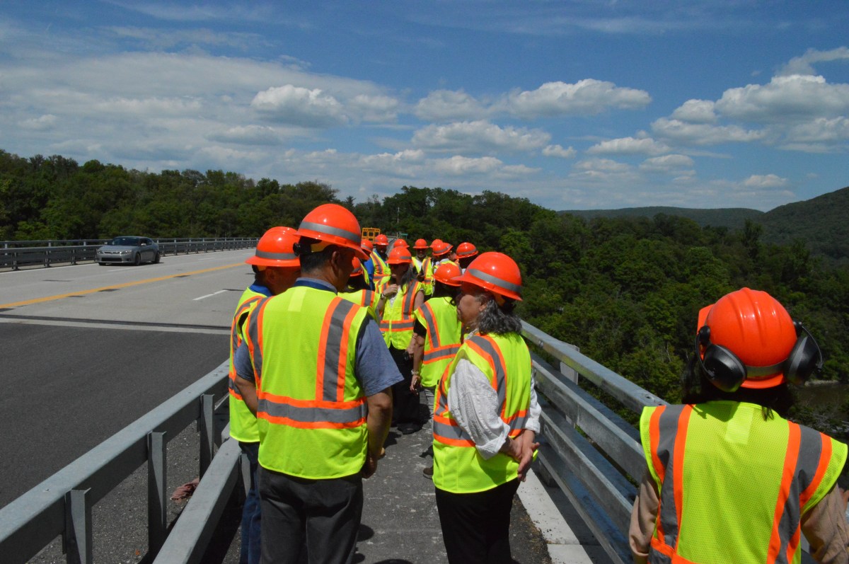 Delegación de Quisqueya participa en intercambio técnico con agencias de transporte de NY