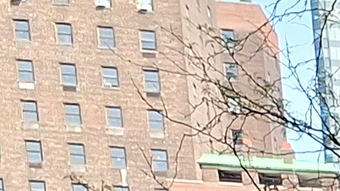 Personas alojadas en el Hotel Watson de Manhattan aseguran que los "coyotes" ahora cobrarán mucho más por las nuevas restricciones. Casi todos esperan a alguien que viene en camino.