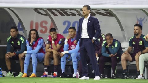 Jaime Lozano desde la banca del México vs Jamaica.