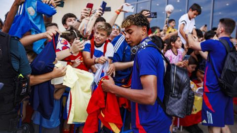 El delantero de la selección española Lamine Yamal a su llegada este martes a Badajoz.