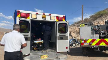 Bomberos de Sunland Park atienden a Kensy una hondureña de 25 años dentro de una ambulancia, el 7 de junio de 2024, en Sunland Park (Nuevo México, Estados Unidos).