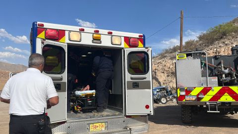 Bomberos de Sunland Park atienden a Kensy una hondureña de 25 años dentro de una ambulancia, el 7 de junio de 2024, en Sunland Park (Nuevo México, Estados Unidos).