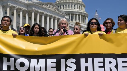 La congresista demócrata por Texas, Sylvia García (c), habla durante una rueda de prensa de organizaciones proinmigrantes celebrada este miércoles.