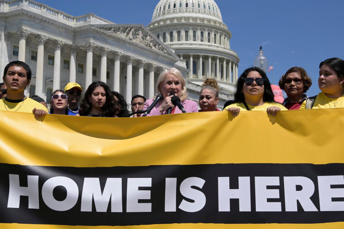 Legisladores demócratas presionan a Biden para proteger a los “dreamers” ante amenazas a DACA