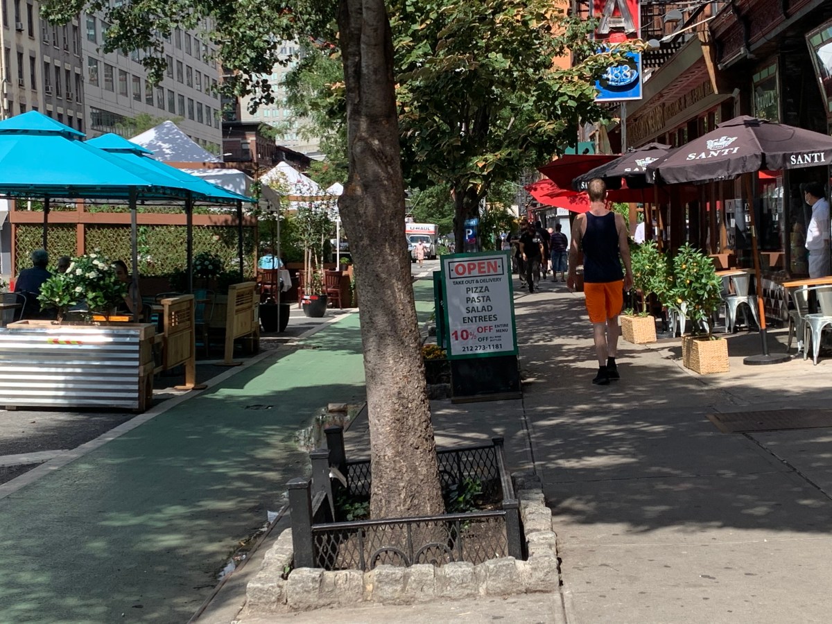 Sigue batalla en Nueva York para que restaurantes aumenten salario a trabajadores que reciben propinas