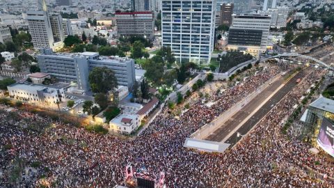 Miles de israelíes protestaron contra Benjamín Netanyahu y exigen la liberación de los rehenes