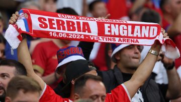 Los aficionados de Serbia esperan el inicio del partido del grupo C de la UEFA EURO 2024 entre Serbia e Inglaterra en Gelsenkirchen, Alemania, el 16 de junio de 2024.
