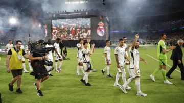 Los jugadores del Real Madrid durante la celebración en el estadio Santiago Bernabéu, en Madrid, del título de Liga de Campeones.