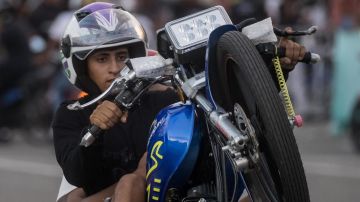 Motociclistas hicieron acrobacias en Caracas (Venezuela), en medio del acto liderado por el presidente de Venezuela, Nicolás Maduro.