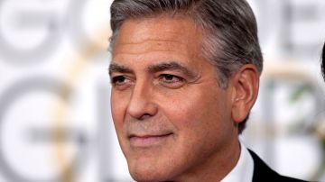 George Clooney posando.