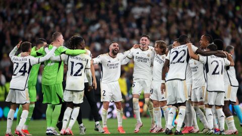 Jugadores del Real Madrid celebran tras conquistar su décima quinta Copa de Europa.