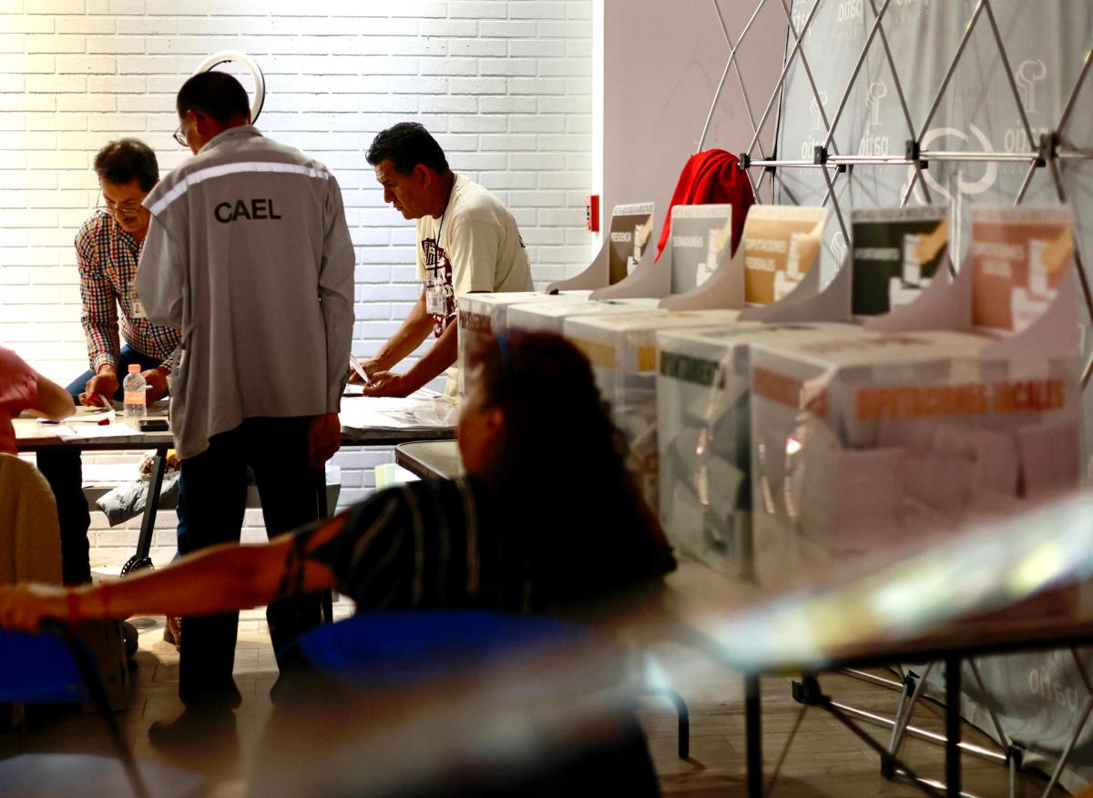 Cierran los centros de votación en la mayoría del territorio de México