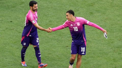 Los alemanes Jamal Musiala y Ilkay Gundogan se saludan tras ganar el partido ante Hungría.