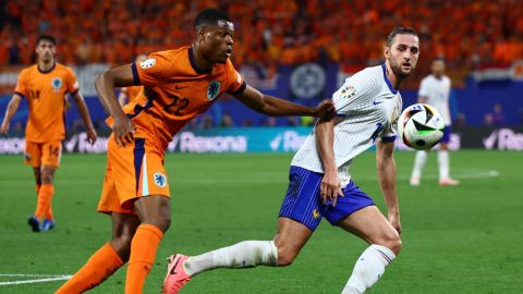 Adrien Rabiot, de Francia, y Denzel Dumfries, de Países Bajos, disputan un balón en la Eurocopa 2024.